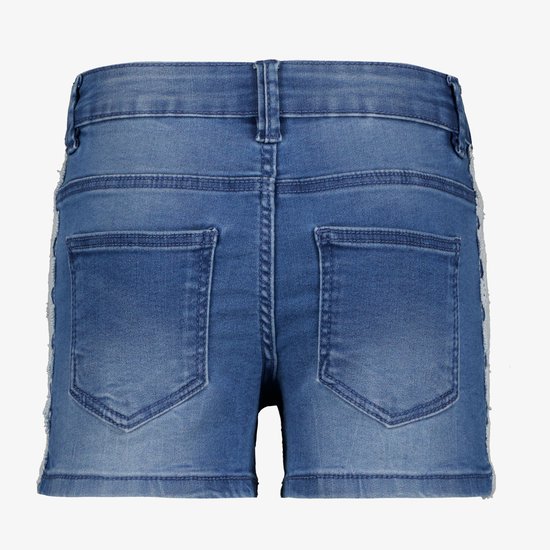 Blauw denim short met kanten bies aan de zijkant, achterkant met twee zakken.