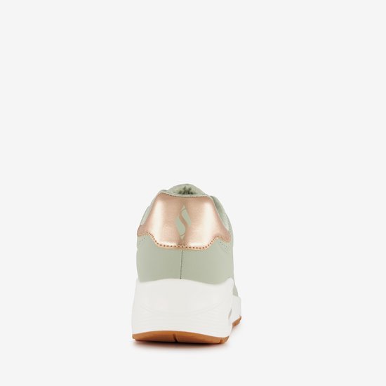Achterkant van een lichtgroene Skechers Uno sneaker met gouden hieldetail.