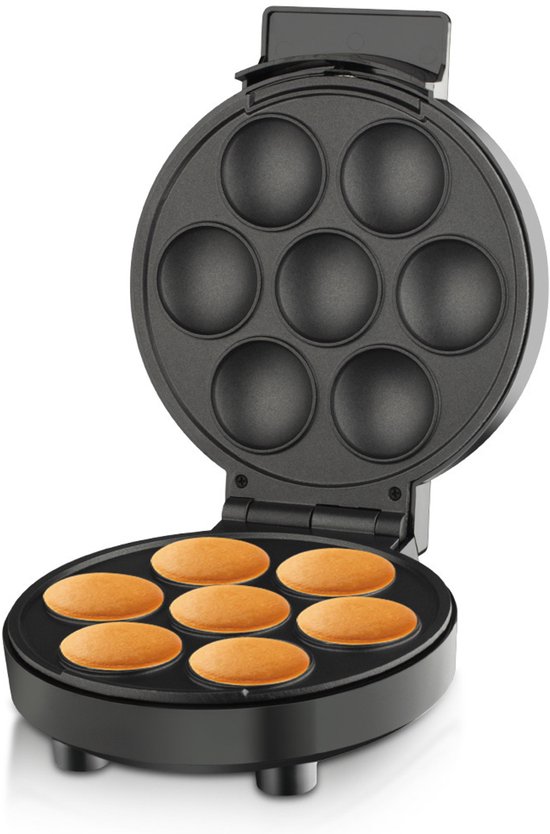 Een open zwart pannenkoekenapparaat met zeven gouden pannenkoekjes in de onderste bakplaat.
