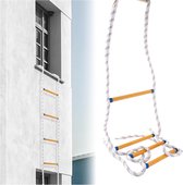Een 2m/78,74in, witte, blauw gestreepte ladder met houten sporten, hangend aan een raam. Naast een close-up van de ladder.