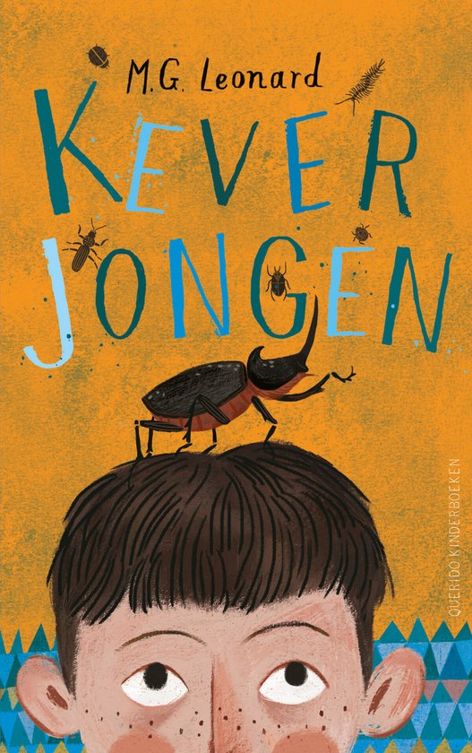 Een jongen met warrig bruin haar kijkt omhoog, met op zijn hoofd een grote zwarte kever. De titel "KEVER JONGEN" staat er ook.