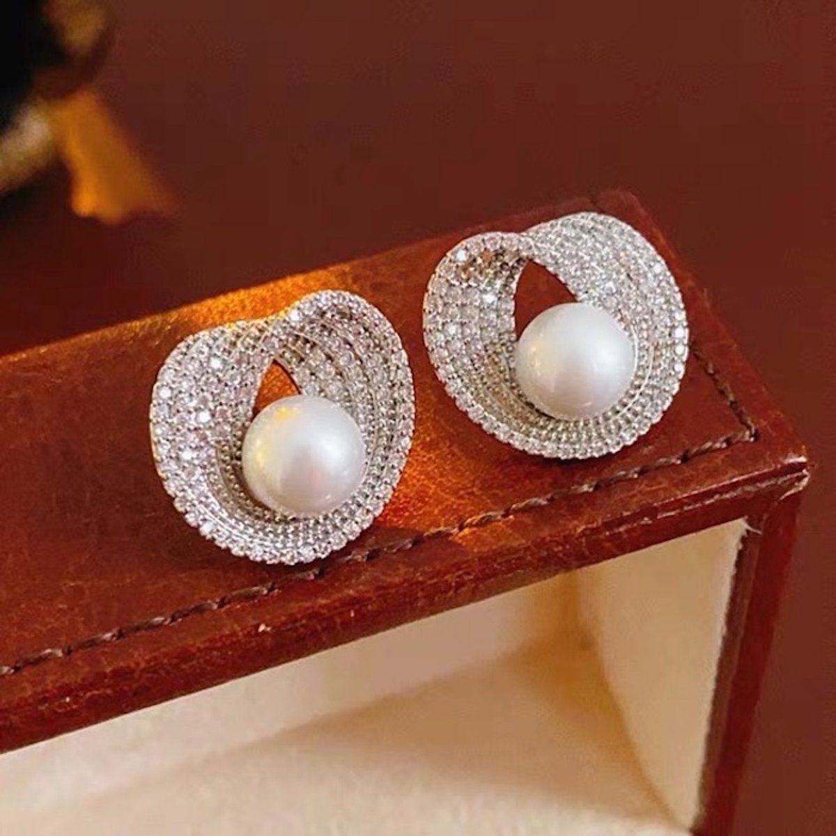 Luminous Pearl Embrace Oorknopjes met een witte parel in het midden en een pavé-halo. Elegante oorbellen voor een bruiloft en een tijdloos cadeau voor haar.