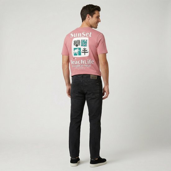 Man van achteren in een zalmkleurige t-shirt met prints van zon, planten en palmbomen, en 'Sunset beachLife tropical heat' tekst.