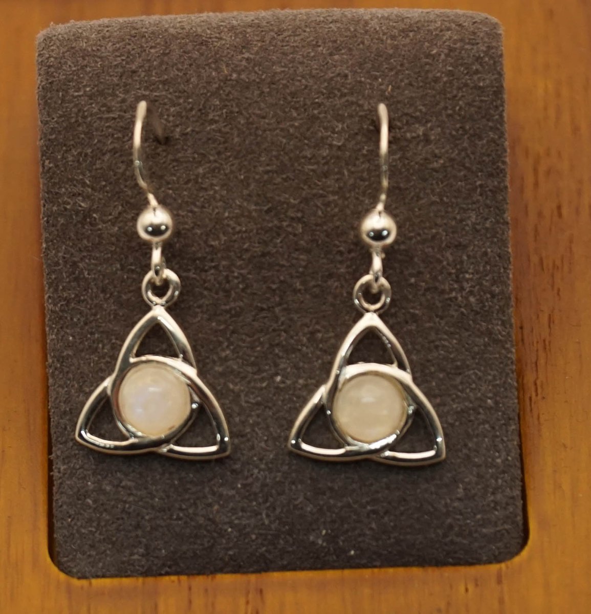 Zilveren oorbellen triskel met maansteen - leuke keltische oorbellen triskel met witte steen - prachtige zilveren oorhangers triskelion met witte maansteen - prachtige celtic oorbellen