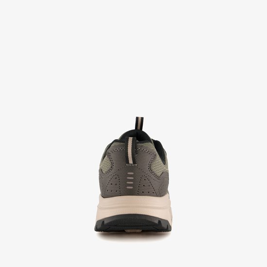 Achterkant van groene Skechers wandelschoen met beige en donkergrijze accenten.