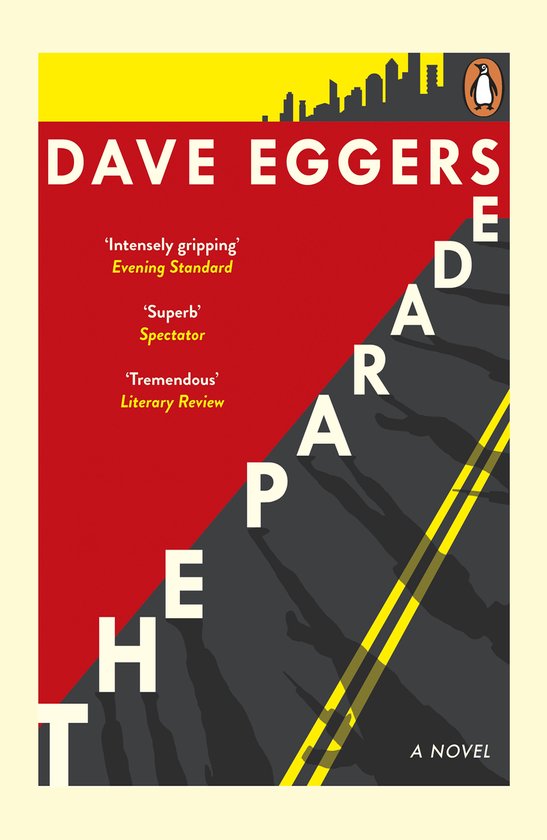 Boekomslag van 'The Parade' van Dave Eggers. Rode en gele baan met de titel 'THE PARADE' geschreven in witte letters. Een stadsgezicht in silhouet aan de bovenkant.