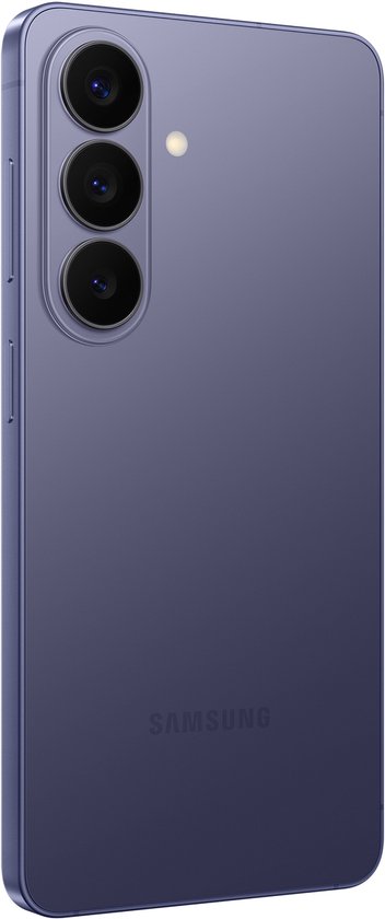 Zijaanzicht van de achterkant van een kobaltviolette Samsung Galaxy S26+ telefoon, met drie camera's.