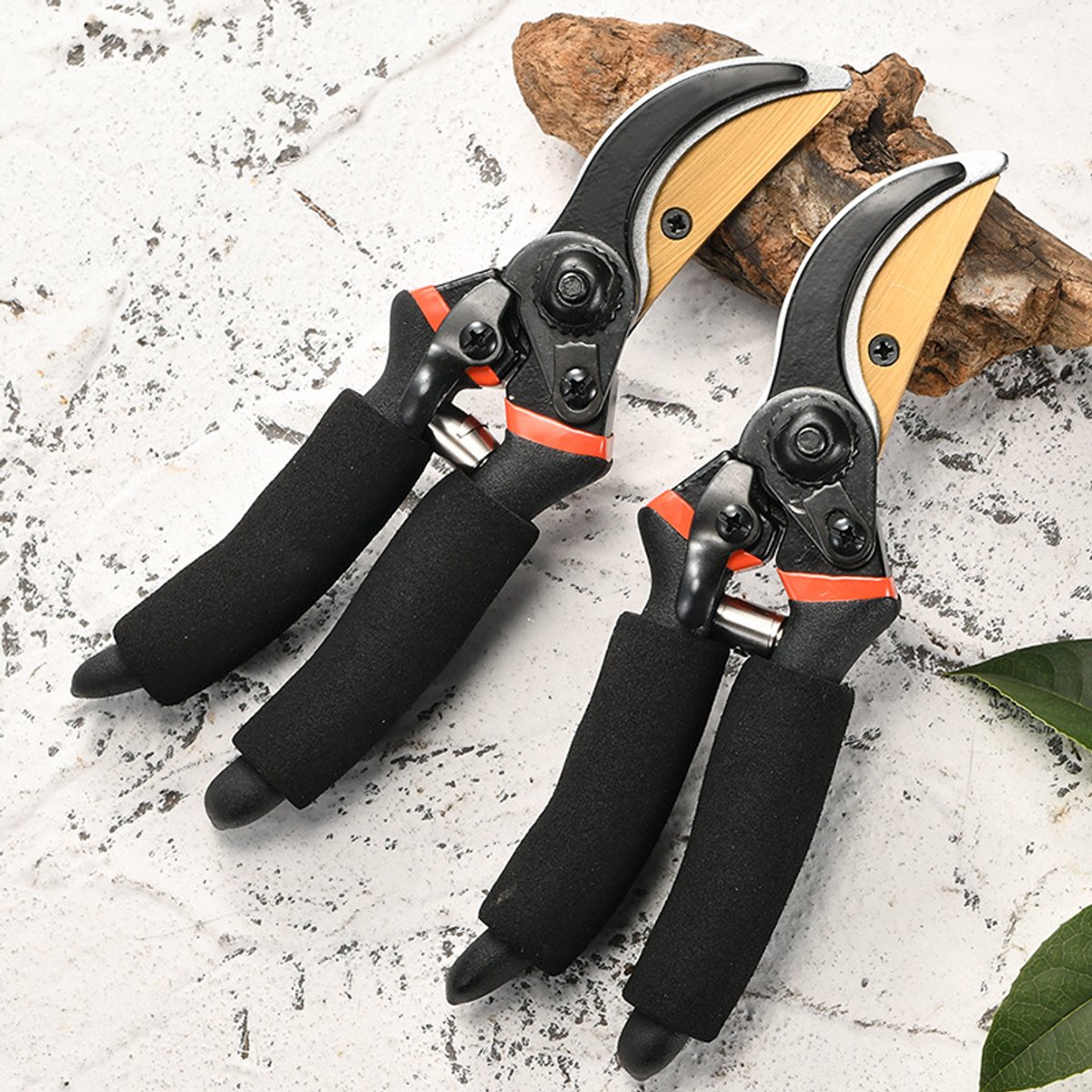2 stuks professionele roterende snoeischaar met titanium coating en zwaar SK5-blad. Zachte handgreep voor iedereen.