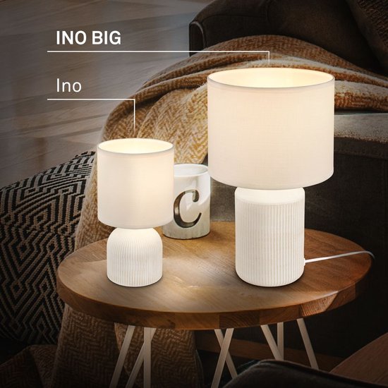 Twee witte tafellampen met geribbelde voet; een kleine en een grotere 'INO BIG'.