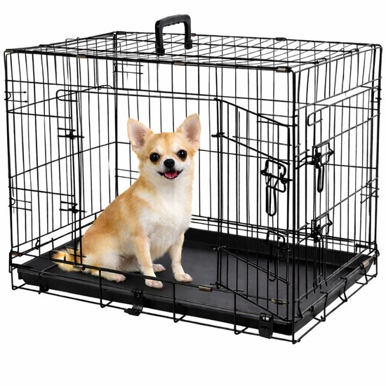 Zwarte hondenbench met een lachende chihuahua erin. De bench heeft dubbele deuren.