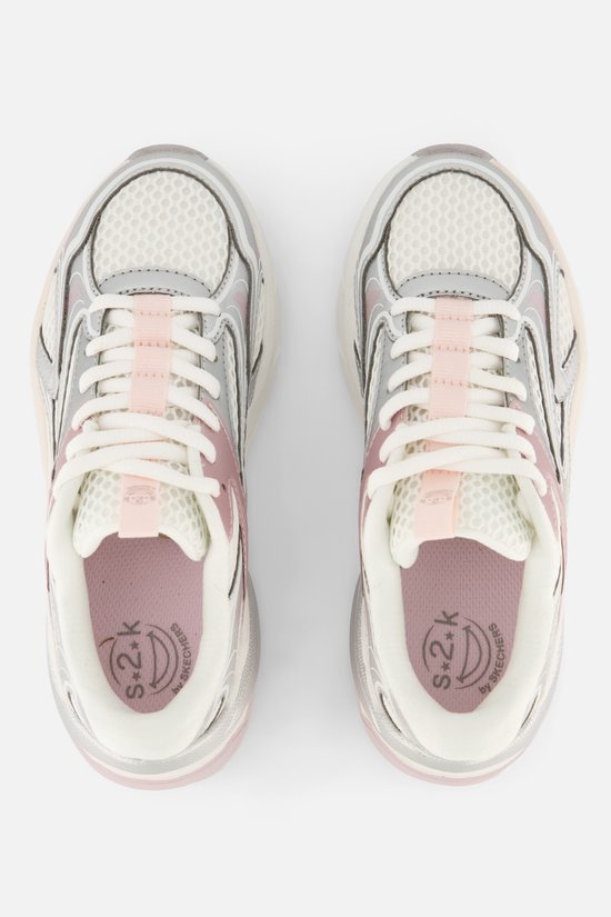 Bovenkant van witte sneakers met roze en zilveren accenten.