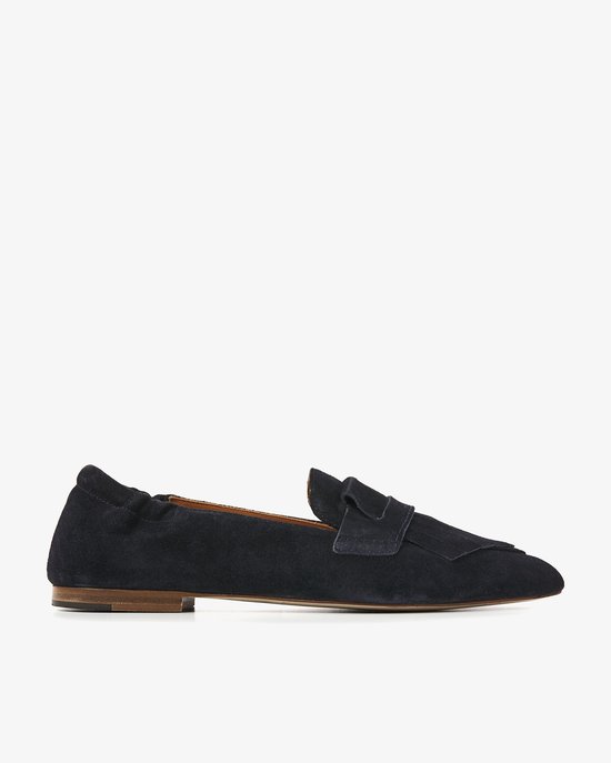 Blauwe suède damesloafer met franjes aan de zijkant, op witte achtergrond.