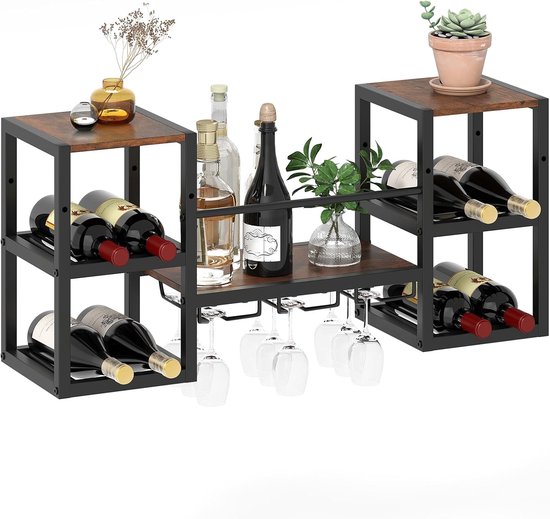 Wijnrek aan de muur met houten planken en zwart metalen frame, met flessen en wijnglazen. Met plantje en vazen op bovenplanken.