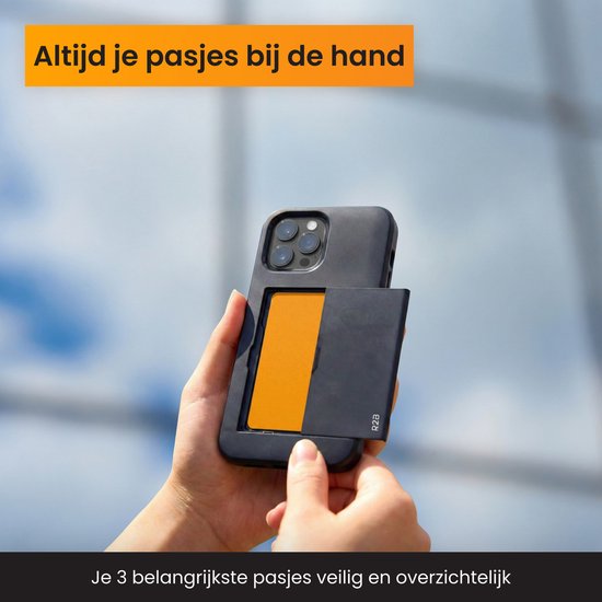 Étui de téléphone noir avec ouverture pour cartes, d'où une carte orange est retirée. Texte 'Toujours vos cartes à portée de main'.