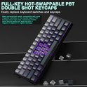 Een toetsenbord met losse PBT keycaps en paarse RGB-verlichting.