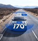 Dashcam met brede kijkhoeken van 170 graden voor, 150 graden achter, op een auto op de weg.