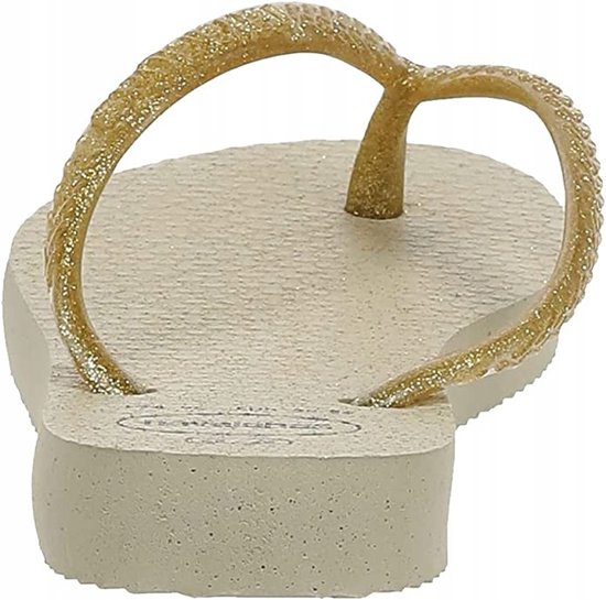 Lichtbruine Havaianas teenslippers met gouden glitterbandjes, detail van de achterkant.