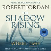 Boekomslag van 'The Shadow Rising' door Robert Jordan, boek vier in 'The Wheel of Time'. Lees door Rosamund Pike.