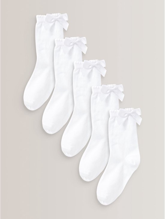 Vijf witte enkellange sokken met strikdetail aan de bovenzijde.
