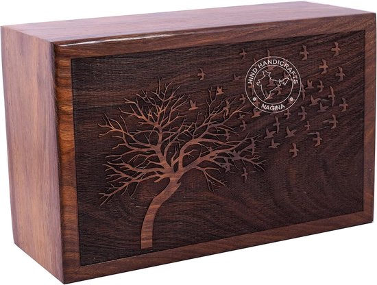 Donkerhouten kist met gravure van levensboom en vogels op de voorkant. Een cirkelvormig logo met 'Hind Handicrafts Nagina'.