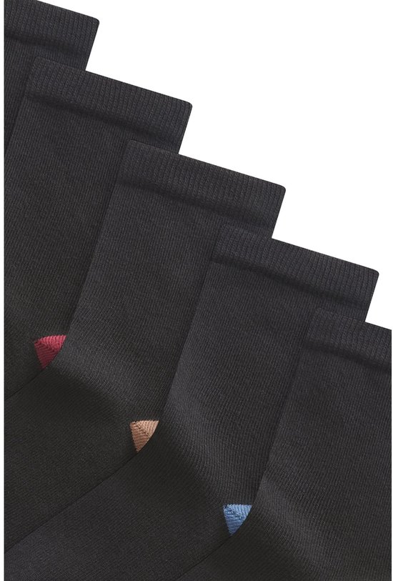 Vijf zwarte sokken met kleurrijke hielen en tenen in roze, bruin, blauw, goud en groen.