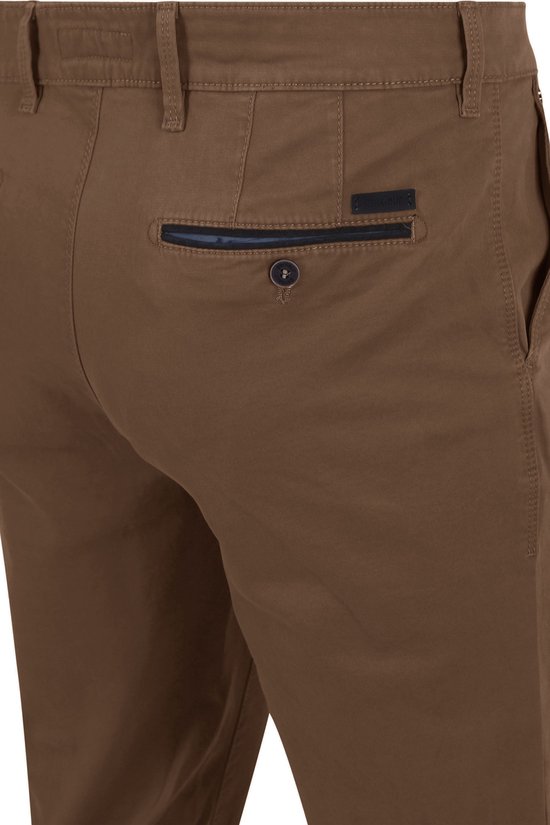Achterkant van een bruine chino met een zwarte accent op de rechter achterzak en een knoop.