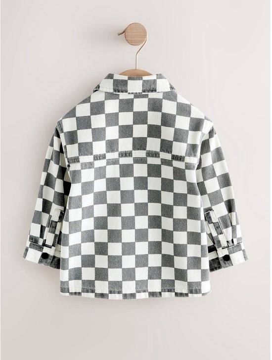 Achterkant van het grijs-witte overshirt met rits, voorzien van een juk en knopen op de mouwboorden.