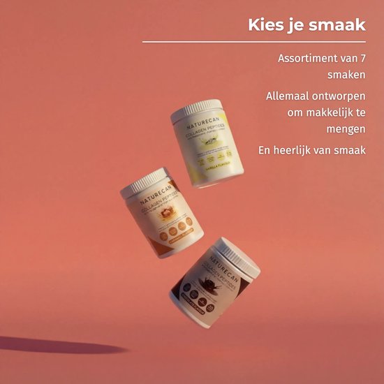 Drie potten Naturecan collageenpeptiden in karamel-, vanille- en chocoladesmaak, zwevend tegen een roze achtergrond.