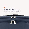 Sluiting van donkerblauwe koffer met twee ritshangers, ruimte voor een slotje.