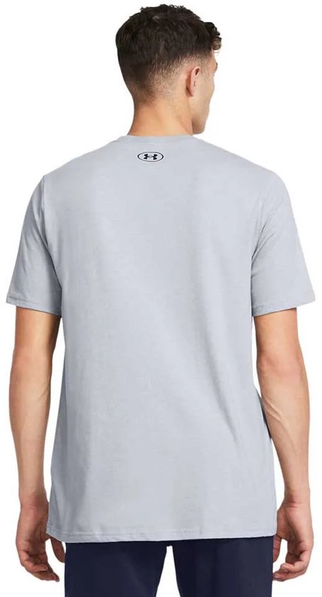 Achterkant van een lichtgrijs Under Armour sportshirt met een klein zwart logo op de nek.