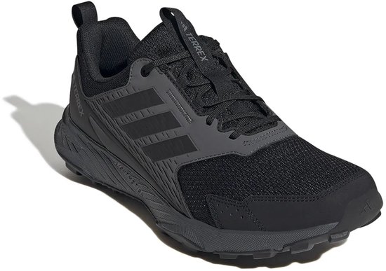 Zwarte trailrunningschoen met donkergrijze accenten en het Adidas Terrex logo.