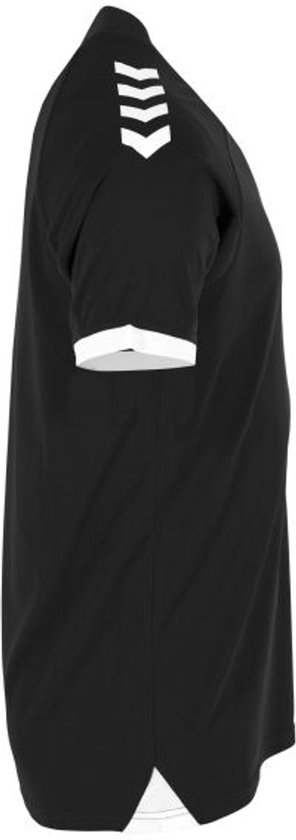Zijkant van een zwart sportshirt met witte hummel chevrons op de schouder en witte zoom.