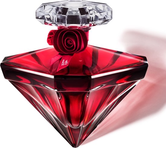 Lancôme La Nuit Trésor Rouge Drama parfumfles met rode roos en strik, op witte achtergrond.