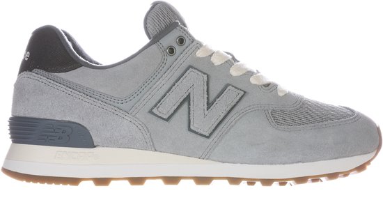 Grijze New Balance 574 sneaker, zijaanzicht, met beige veters en bruine zoolrand.