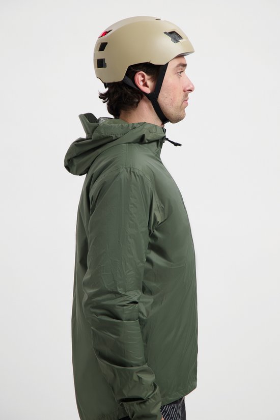 Man met helm en olijfgroene regenjas, in profiel.