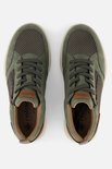 Bovenaanzicht van groene sneakers met rits en bruine accenten.