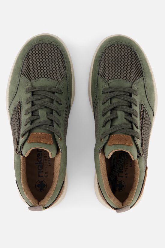 Bovenaanzicht van groene sneakers met rits en bruine accenten.