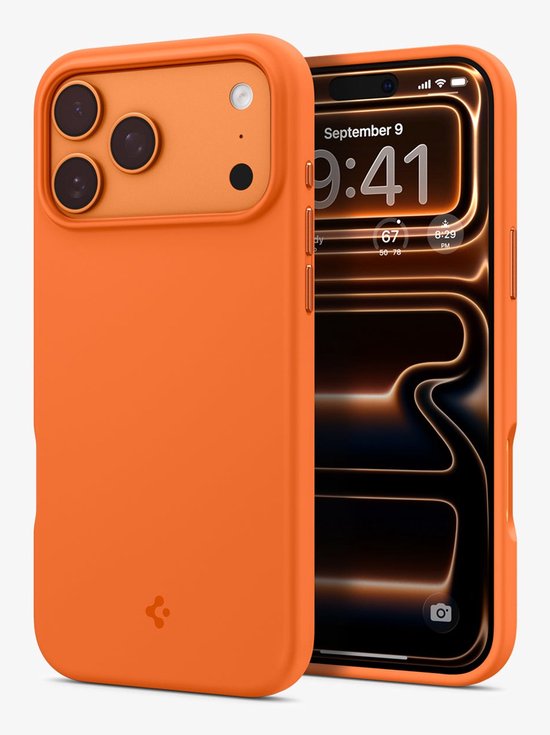 Étui Spigen orange avec trois découpes pour appareil photo à côté d'un téléphone affichant la date et l'heure.