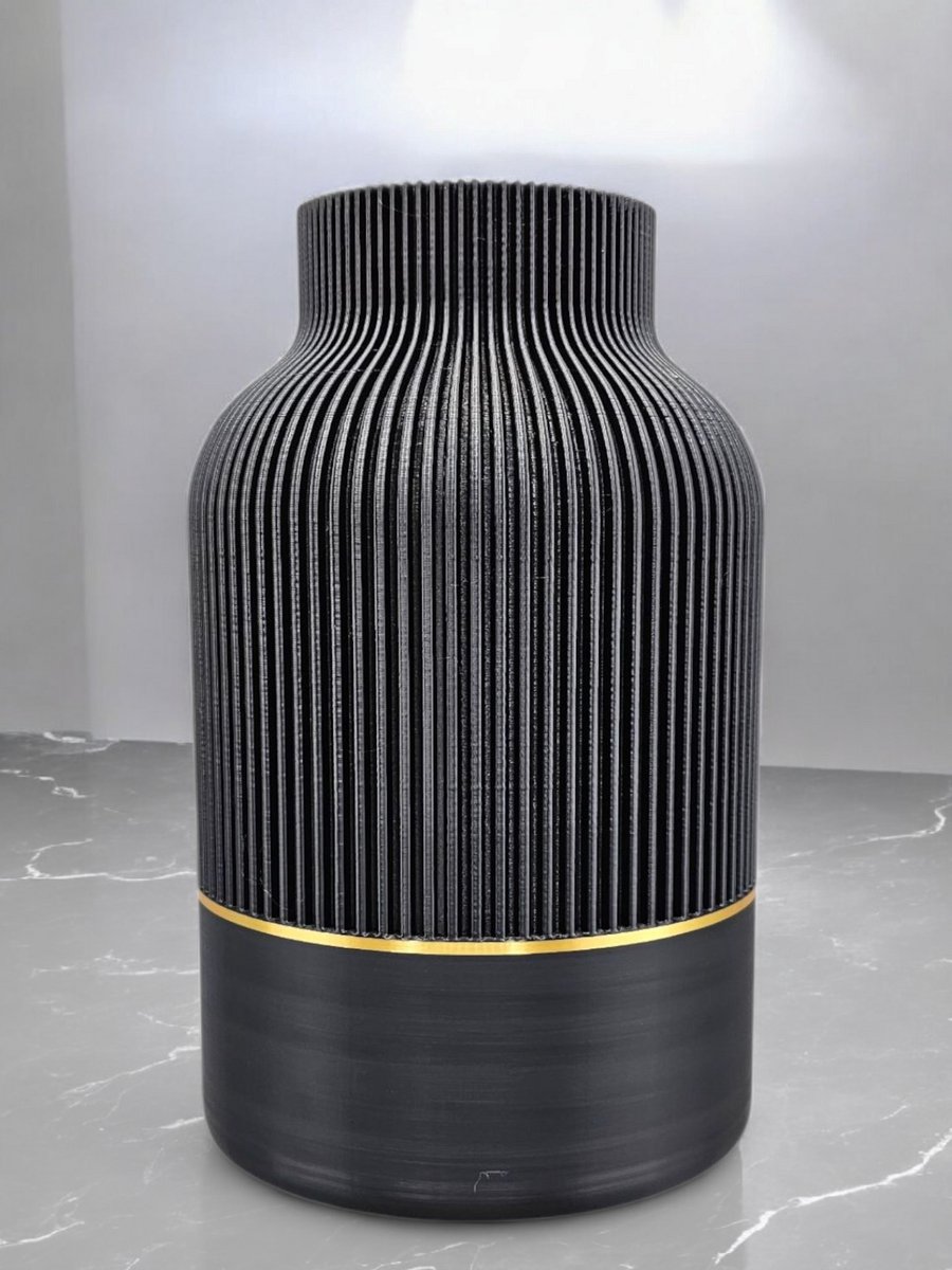 Layerzz luxury Line 3d geprinte vaas - duurzaam Uniek - goud accent - 22 CM zwart met gouden accent