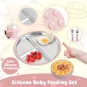 Roze baby voedingsset met bord, kom, beker en bestek. Close-up van zuignappen en een siliconen hoes. "Safe Silicone Products".
