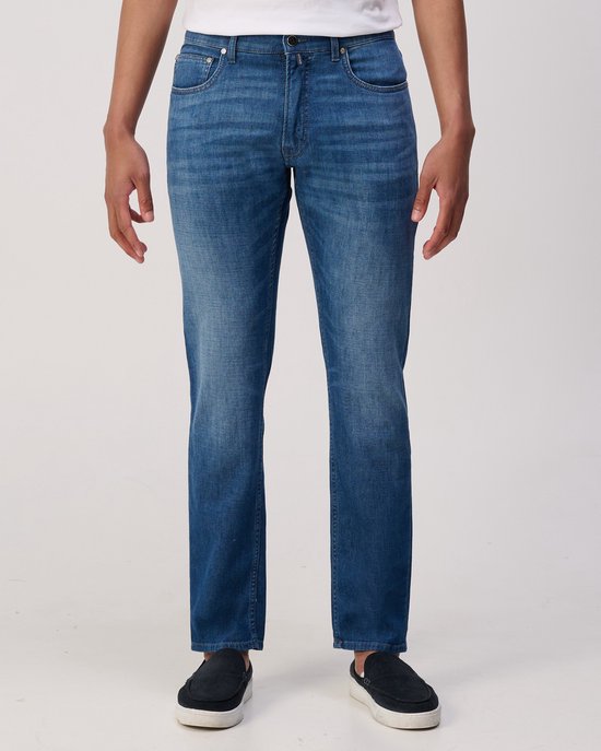 Jean bleu effet délavé, porté par un homme, vu de face.