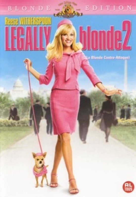 Reese Witherspoon en costume rose avec nœud et chapeau, avec un chihuahua en laisse.