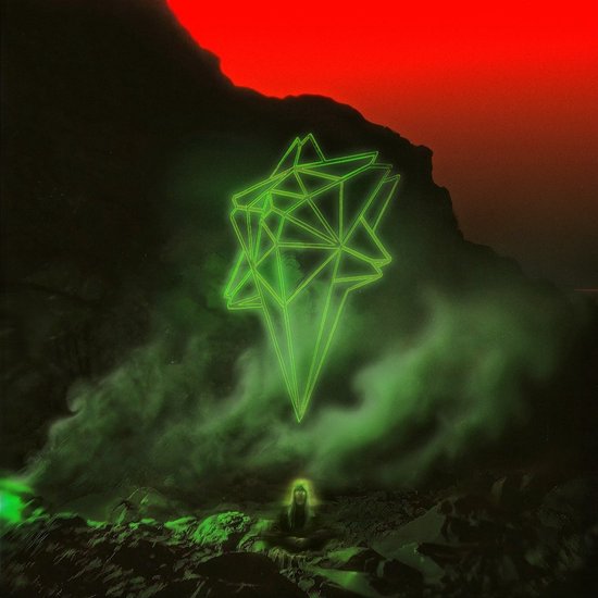 Een groen geometrisch icoon zweeft boven een rotsachtig landschap tegen een rode hemel.