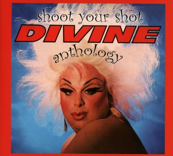 Divine met een enorme witte pruik, volle make-up en oranje lippen. Tekst: shoot your shot DIVINE anthology.