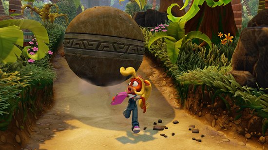 Coco Bandicoot rent weg van een grote steen in een jungle.