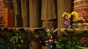Coco Bandicoot rent over een houten platform met een kistje met vraagtekens.