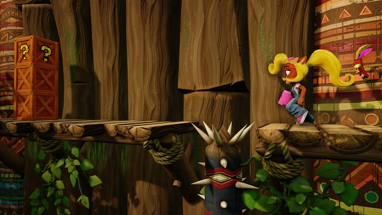 Coco Bandicoot rent over een houten platform met een kistje met vraagtekens.