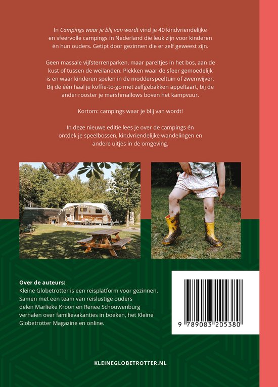 Camping met caravan en picknicktafel. Een meisje draagt gele laarzen en een bebloemd jurkje.