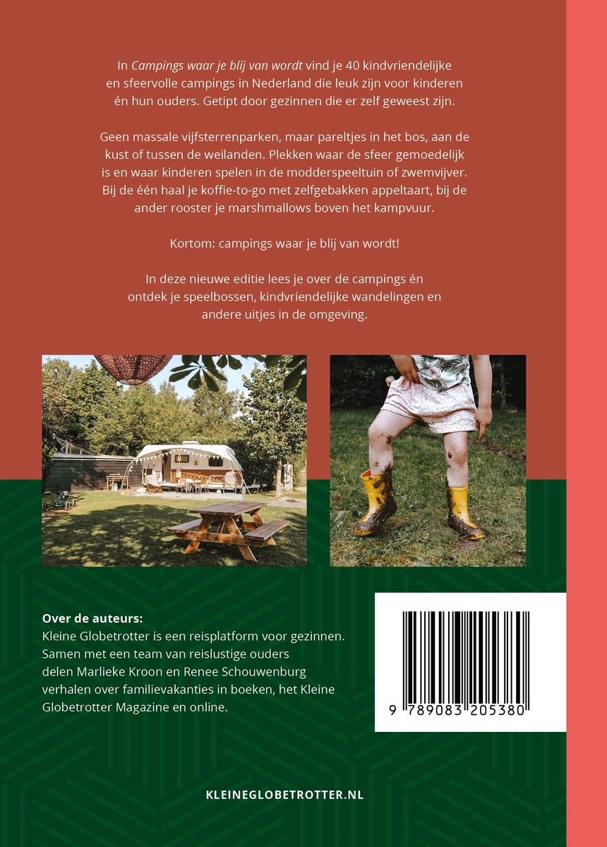 Camping met caravan en picknicktafel. Een meisje draagt gele laarzen en een bebloemd jurkje.