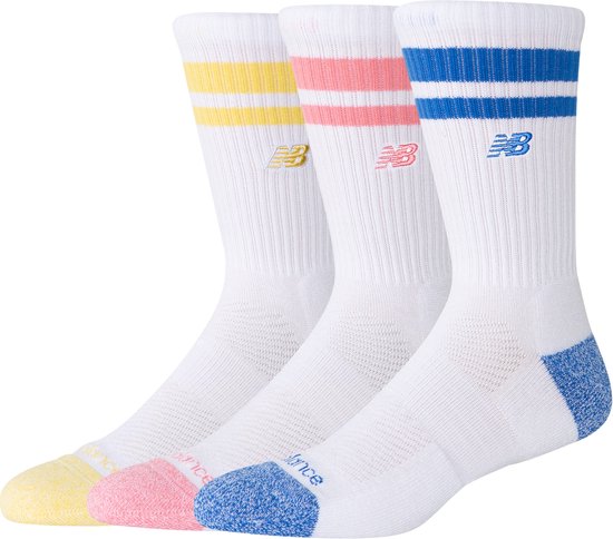 Drie witte New Balance sokken met gele, roze en blauwe strepen aan de bovenkant en gekleurde tenen.